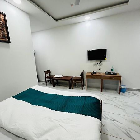 Townhouse Happy Habitat Guest House Велика Нойда Екстер'єр фото