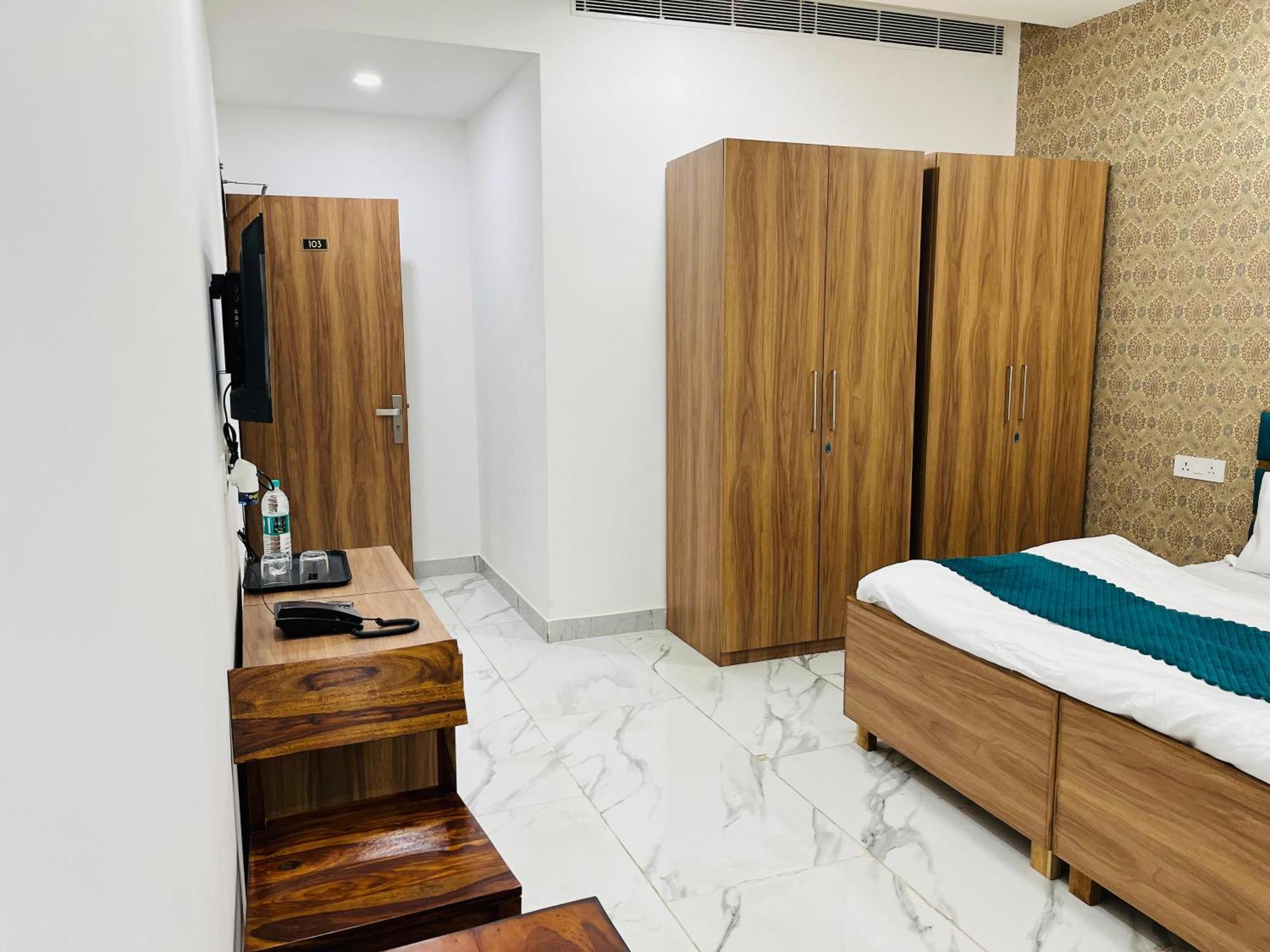 Townhouse Happy Habitat Guest House Велика Нойда Екстер'єр фото