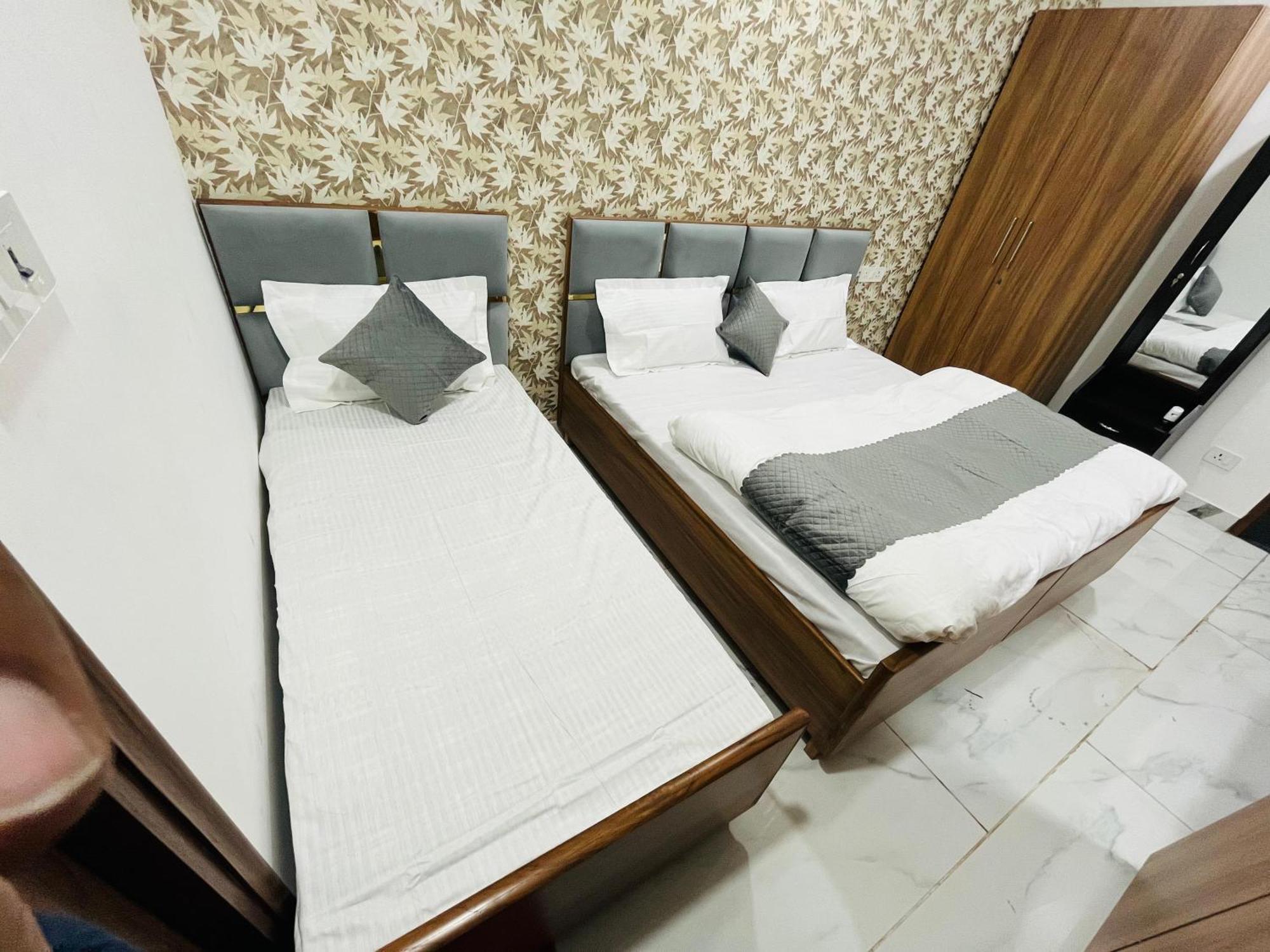 Townhouse Happy Habitat Guest House Велика Нойда Екстер'єр фото