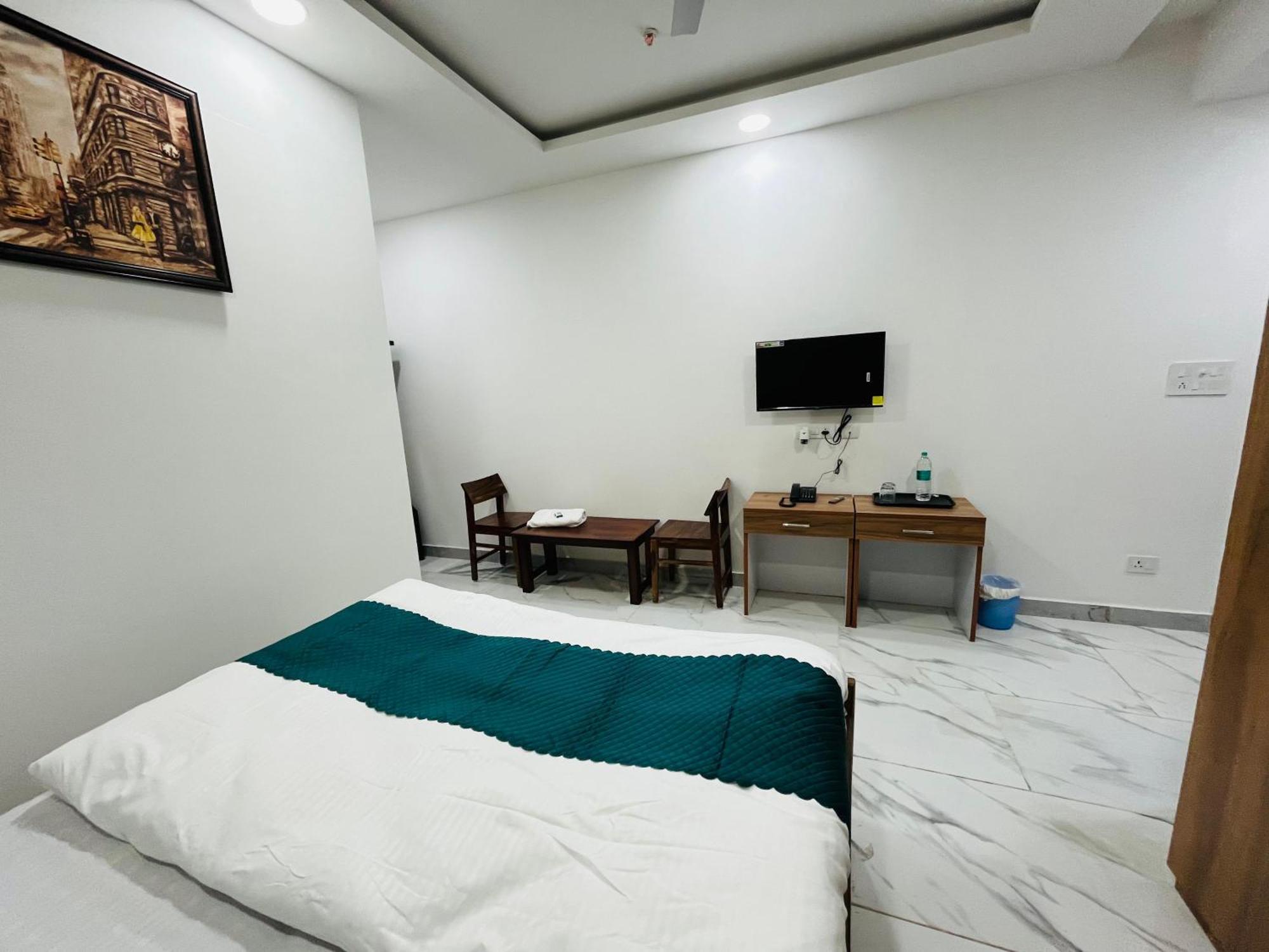Townhouse Happy Habitat Guest House Велика Нойда Екстер'єр фото