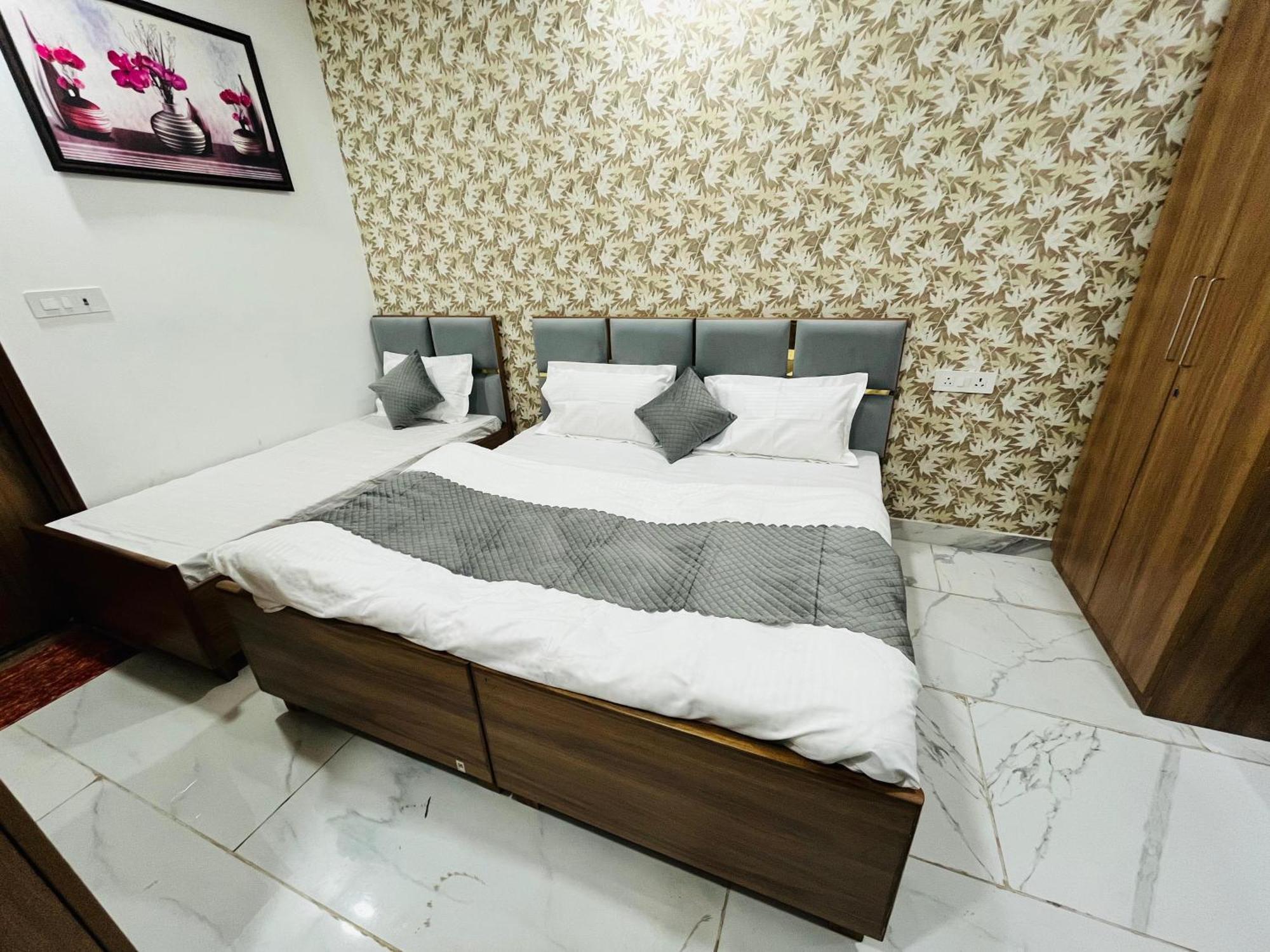 Townhouse Happy Habitat Guest House Велика Нойда Екстер'єр фото