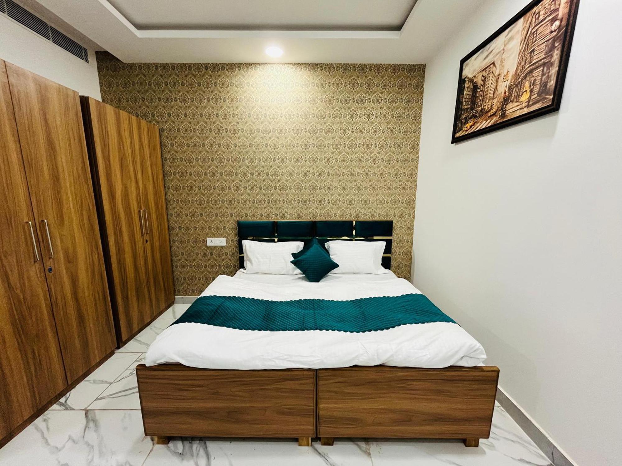 Townhouse Happy Habitat Guest House Велика Нойда Екстер'єр фото