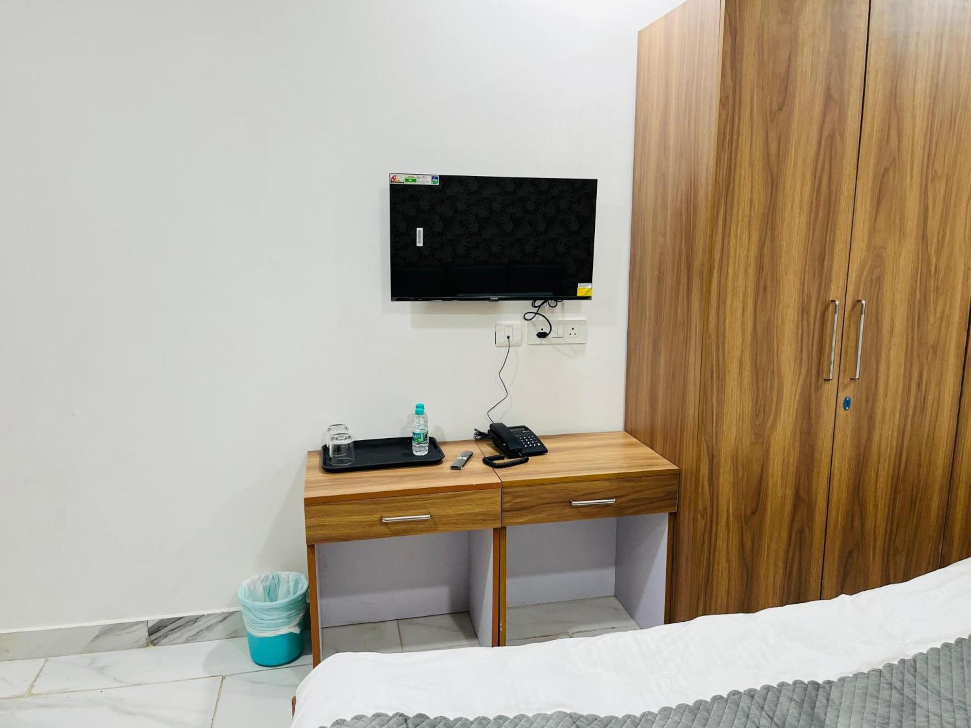 Townhouse Happy Habitat Guest House Велика Нойда Екстер'єр фото