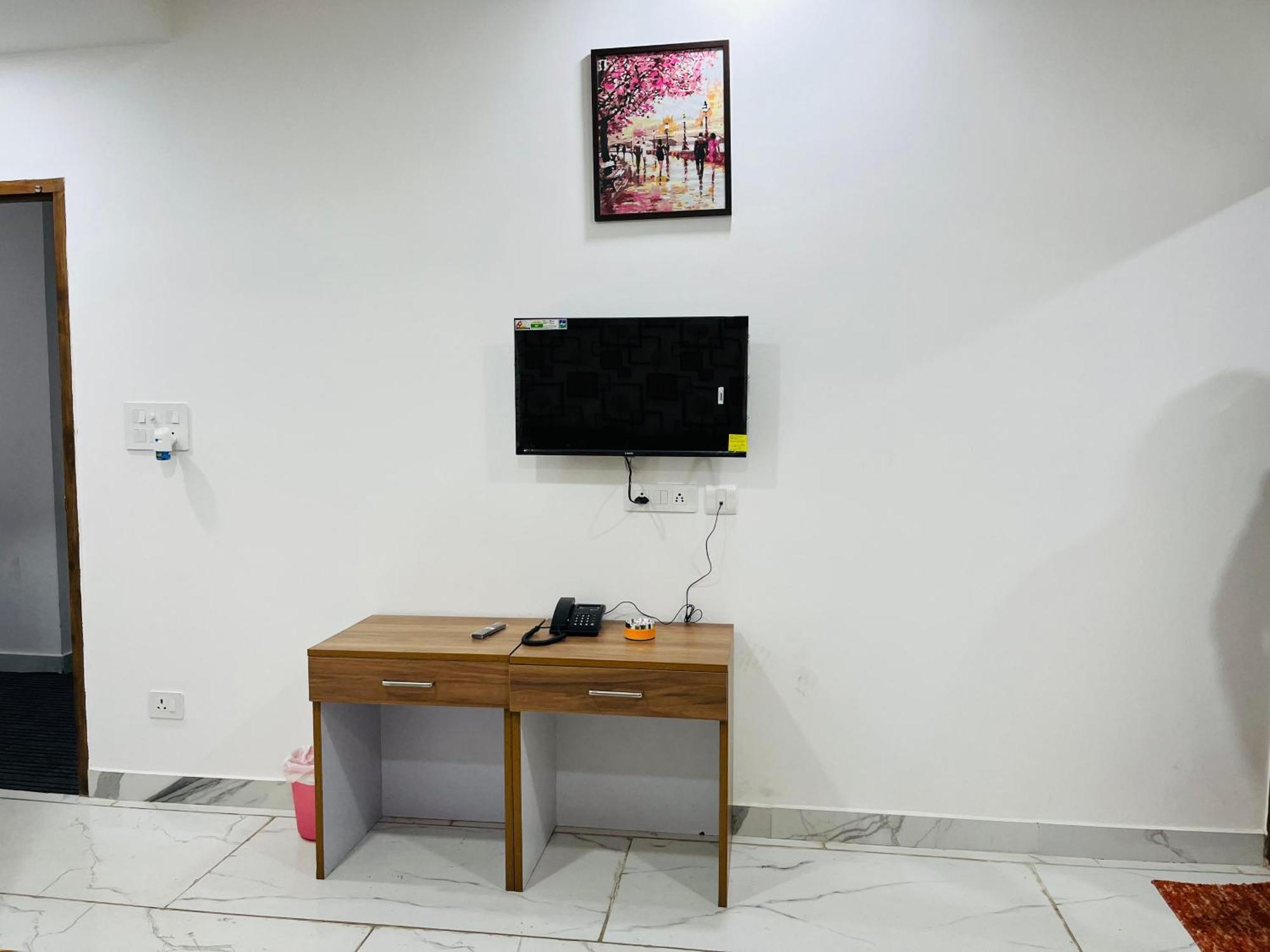 Townhouse Happy Habitat Guest House Велика Нойда Екстер'єр фото