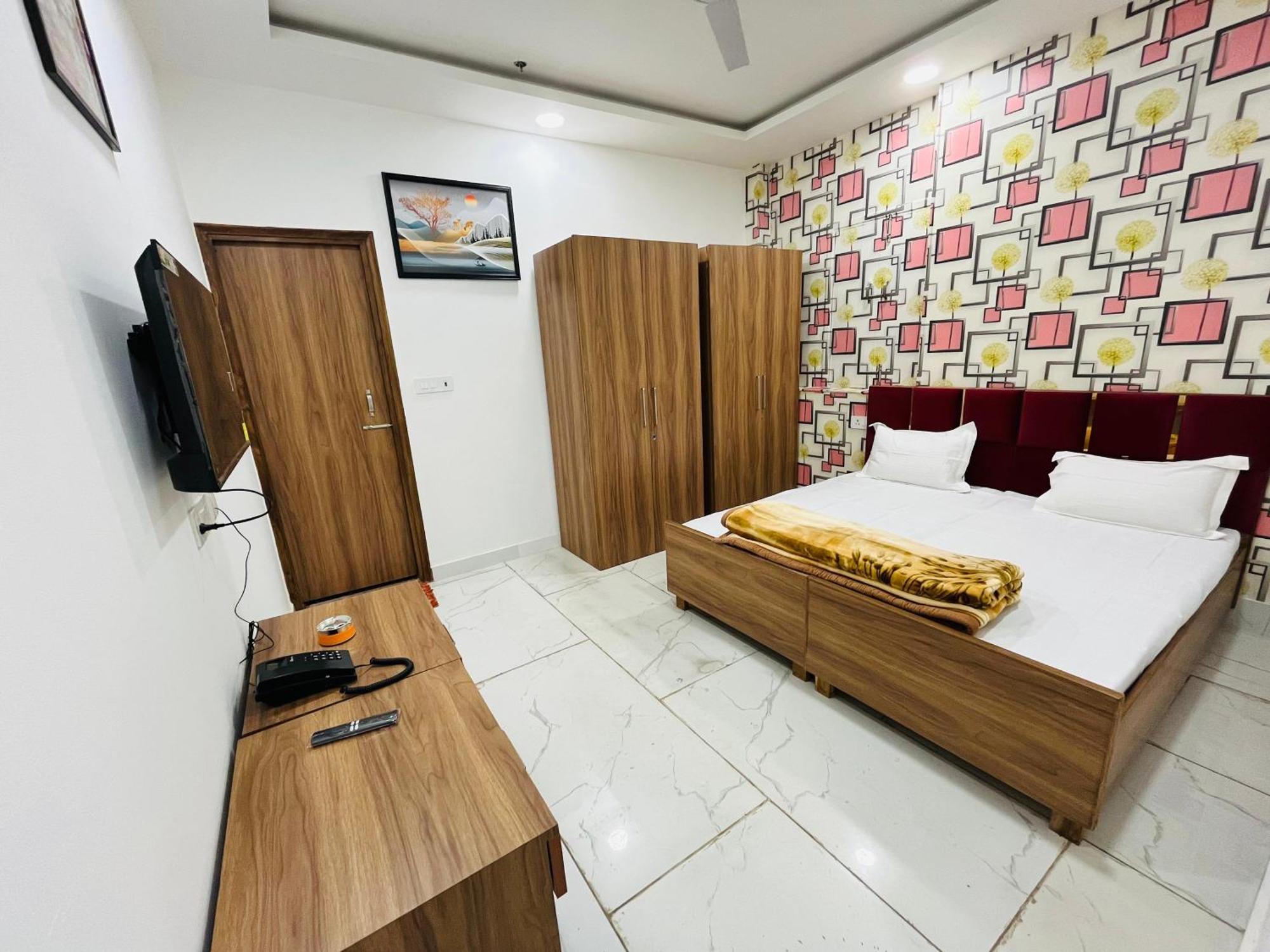 Townhouse Happy Habitat Guest House Велика Нойда Екстер'єр фото